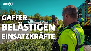 Gaffer und Angriffe auf Helfer gefährden Rettungsarbeiten [upl. by Joub]