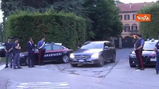 Piersilvio Berlusconi saluta le persone davanti a villa San Martino tra gli applausi [upl. by Okimat]