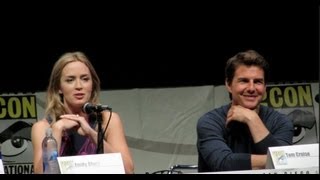 Tom Cruise sings at ComicCon 2013 with Chris Hardwick [upl. by Geibel]