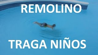 Este niño se tira a un remolino de agua [upl. by Renelle]