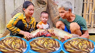 Traps fish during flood season using traditional methods  Tins Daily Life [upl. by Alyar560]