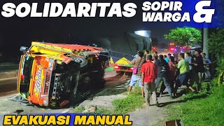 INILAH SOLIDARITAS SOPIR amp WARGA EVAKUASI BANGKAI TRUK TERGULING [upl. by Worthy]