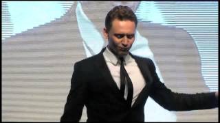 Thor Un Mundo Oscuro  Tom Hiddleston baila en la presentación del film en Corea [upl. by Adnohsed]