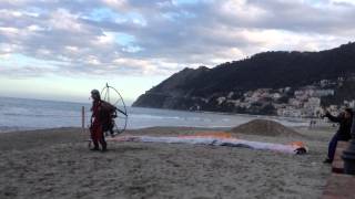 Laigueglia  Paramotore 2 parapendio con motore ad elica  Decollo dalla spiaggia [upl. by Graniah543]