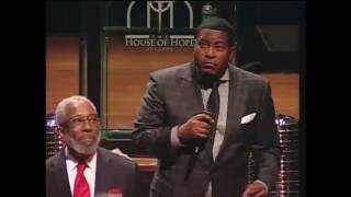 Dr E Dewey Smith Jr sings quotI am Redeemedquot by Jessy Dixon during Communion [upl. by Ataga]