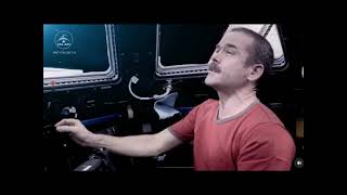 Chris Hadfield Canadian Astronaut and Spaceship Commander Space Oddity di David Bowie [upl. by Ardehs]