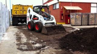 bobcat mini cargador en cuernavaca bobcat cargando volteo [upl. by Lamok]