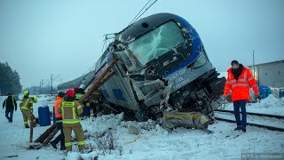 Wypadek kolejowy Pociąg pasażerski zderzył się z cysterną w Koszarówce pod Grajewem [upl. by Enej182]