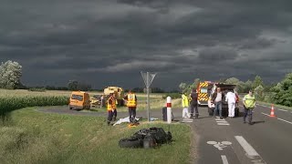 Motard VS moissonneusebatteuse [upl. by Eidroj892]