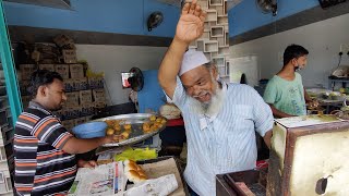 Famous Vadapav Wale ChaCha  Salesmanship Skills of 67 Year Old Uncle  Indian Street Food [upl. by Acirdna]