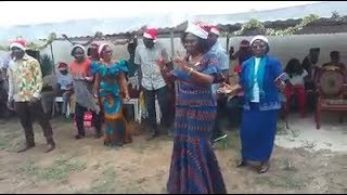 Mme Simone Gbagbo danse quot ALLONS À GAGNOAquot avec les Enfants des prisonniers Militaires et Civils [upl. by Dulsea]