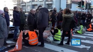 Ultima Generazione blocca il traffico in viale Lucania a Milano calci e offese per gli attivisti [upl. by Ilam956]