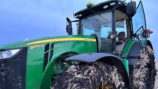 John Deere 8370R tractor works after corn on wet terrain [upl. by Nahshunn]