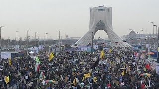 Iranianos comemoram aniversário da revolução islâmica [upl. by Niamrej]