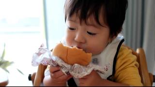 世界一ハンバーガーをおいしそうに食べる1歳児 [upl. by Oilicec]