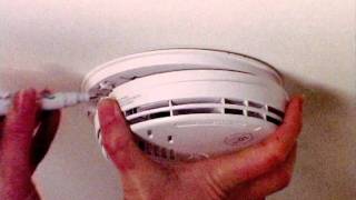 Remove an Ei161 smoke alarm [upl. by Agemo]