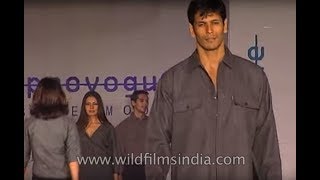 Supermodels Milind Soman Indrani Dasgupta Rahul Dev John Abraham scorch ramp at old fashion show [upl. by Kaehpos]