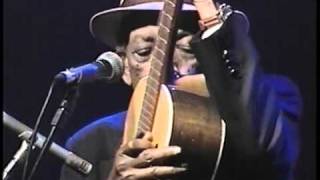 Compay Segundo y sus Muchachos  Beso discreto  Heineken Concerts 1999 [upl. by Gschu]