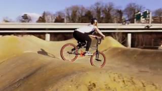 Junge Frau Erste Fahrt im pumptrack mit dem BMX [upl. by Adnilahs]