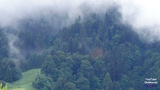 Wolkenverhangene Alpspitze im Wettersteingebirge Wahrzeichen GarmischPartenkirchen Kalkalpen [upl. by Chiquia]