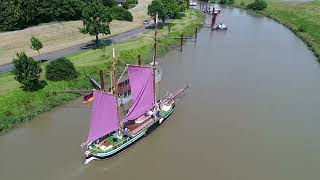 Jugendschiff Wilhelmine von Stade auslaufend auf der Schwinge höhe Stadersand [upl. by Atenik194]