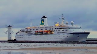 Phoenix Seereisen MS quotDeutschlandquot  Morgendliches Einlaufen in Świnoujście auf dem Weg nach Stettin [upl. by Ahsiekam]