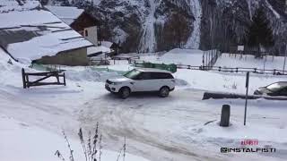 Land Rover vs Fiat Panda snow 5000€ vs 100000€ [upl. by Ralleigh]