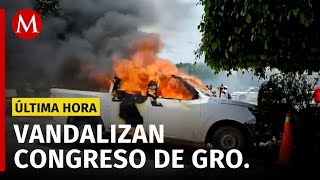 Normalistas de Ayotzinapa vandalizan Congreso de Guerrero [upl. by Arriet]