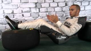 Lewis Hamilton explica la posición de pilotaje  Car and Driver Formula1 [upl. by Ruyle]