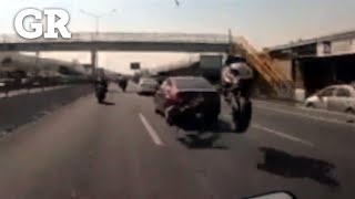 Hace moto pirueta y se estrella con auto  Monterrey [upl. by Main863]