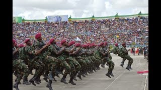 Tazama Wanajeshi Walivyopiga Gwaride la Mwendokasi Mbele ya Rais Magufuli [upl. by Elyrpa]