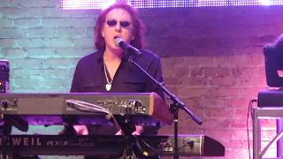 Denny Laine Surprises Tribute Band and Plays Go Now with them [upl. by Htebasyle]