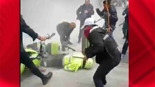 Video Sin compasión indígenas golpean con palos a Policía en el piso en Bogotá [upl. by Norrag]