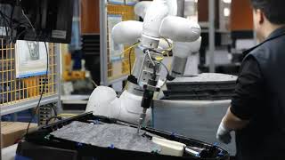 Doosan Collaborative Robot Performing an ultrasonic welding application [upl. by Asylla]