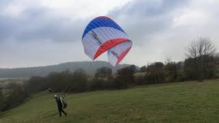 Gesamtwerk Paragliding  Band 2 Flugtechnik  Videobeispiel Vorwärtsaufziehen im flachen Gelände 1 [upl. by Yslehc]