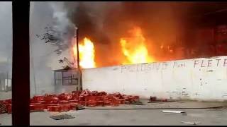 Incendio en las instalaciones de la Coca Cola [upl. by Ortrude]