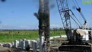 Link Belt Diesel Powered Pile Driver Hammer Working [upl. by Thebault]