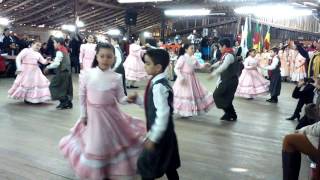 Apresentação invernada Pré Mirim do CTG Aldeia dos Anjos Maçanico chote carreirinha e Tatu [upl. by Nojram]