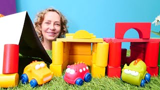 Nicole baut für die kleinen Autos Garagen  Spielzeugvideo für Kinder  Farben lernen mit Bauklötzen [upl. by Kyl]