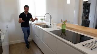 Cocina con isla blanca y barra en madera moderna SANTOS [upl. by Saleem]