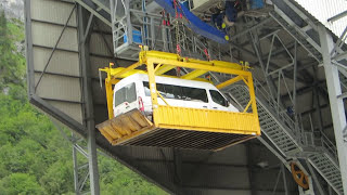 Pumpspeicherwerk Linth Limmern  Wie kommt ein Bus auf 1900 müM ins Bergwerk [upl. by Ramberg]