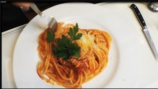 Włoski makaron z boczkiem i pomidorami amatriciana [upl. by Orabelle103]