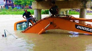 Excavator Sink On The River Heavy Recovery Doosan DX225LCA Komatsu PC200 [upl. by Ecneitap]