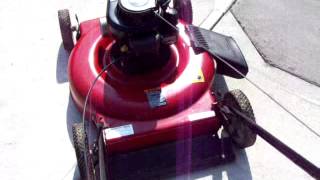 Murray 22 Inch Side DischargeMulcher Lawn Mower Demo 31 Aug 15 [upl. by Aynodal]