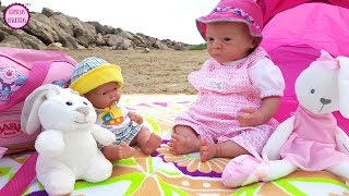 Mis muñecos bebés van a la playa 🌴🌞 Lindea y Ben juegan en el mar [upl. by Barling425]