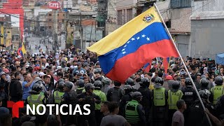 La oposición y el oficialismo muestran fuerzas en Venezuela  Noticias Telemundo [upl. by Aigneis]