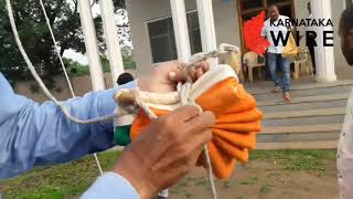 How to tie indian flag Tirangajhanda kaise bandhe  KARNATAKA WIRE 19082019 [upl. by Bourke]