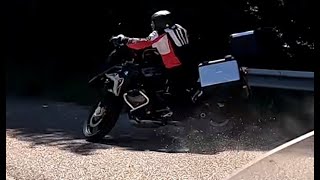 Crash auf Motorrad Tour durch Sardinien BMW GS Fahrer fliegt ins Grüne [upl. by Nassi]