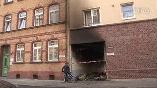 Erfurt Brennende Mülltonnen stecken Wohnhaus in Brand [upl. by Treboh]