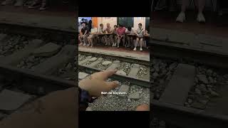 Vietnamda İçinden Tren Geçen Sokak [upl. by Bahe]